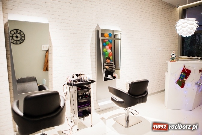 Zdjęcie w galerii na portalu naszraciborz.pl: Przy Rynku otwarto nowy salon fryzjerski. Fryzjerzy pracują tu na marce Kemon wiadomości z regionu