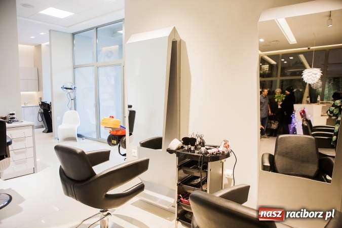 Zdjęcie w galerii na portalu naszraciborz.pl: Przy Rynku otwarto nowy salon fryzjerski. Fryzjerzy pracują tu na marce Kemon wiadomości z regionu