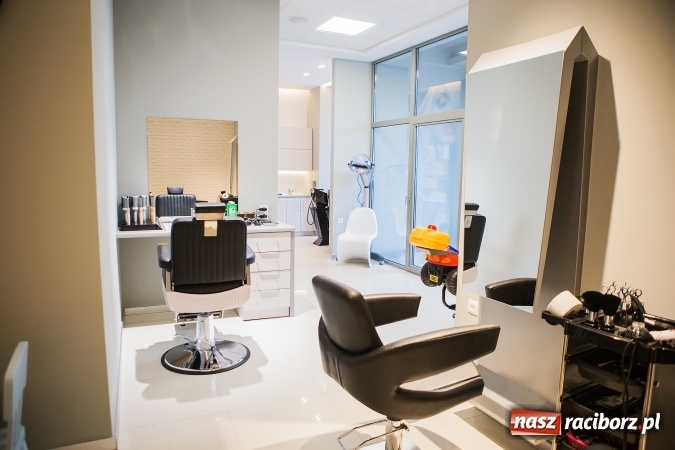 Zdjęcie w galerii na portalu naszraciborz.pl: Przy Rynku otwarto nowy salon fryzjerski. Fryzjerzy pracują tu na marce Kemon wiadomości z regionu