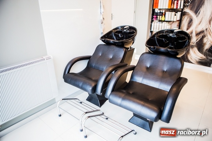 Zdjęcie w galerii na portalu naszraciborz.pl: Przy Rynku otwarto nowy salon fryzjerski. Fryzjerzy pracują tu na marce Kemon wiadomości z regionu