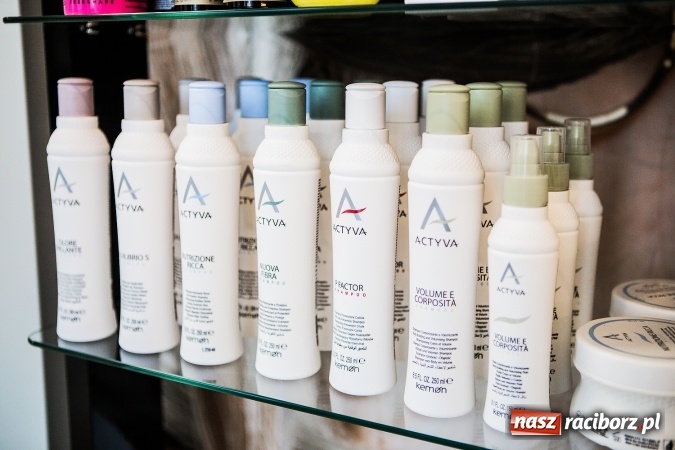 Zdjęcie w galerii na portalu naszraciborz.pl: Przy Rynku otwarto nowy salon fryzjerski. Fryzjerzy pracują tu na marce Kemon wiadomości z regionu