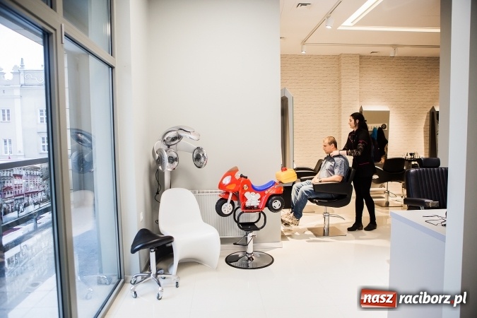 Zdjęcie w galerii na portalu naszraciborz.pl: Przy Rynku otwarto nowy salon fryzjerski. Fryzjerzy pracują tu na marce Kemon wiadomości z regionu