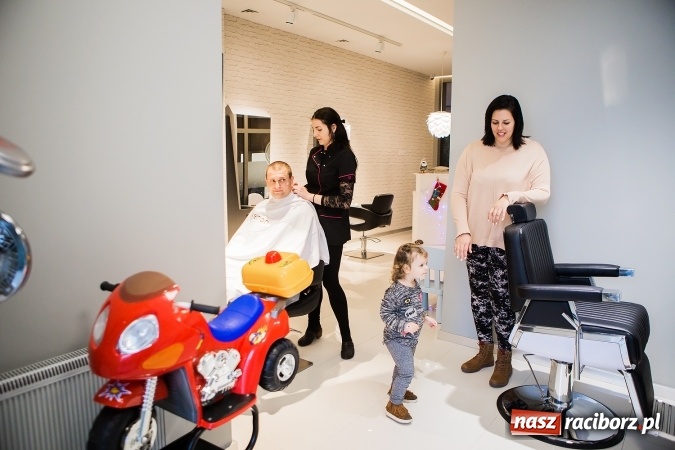 Zdjęcie w galerii na portalu naszraciborz.pl: Przy Rynku otwarto nowy salon fryzjerski. Fryzjerzy pracują tu na marce Kemon wiadomości z regionu