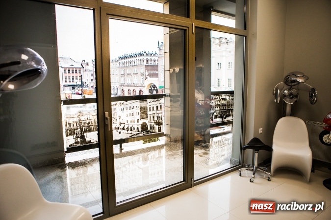 Zdjęcie w galerii na portalu naszraciborz.pl: Przy Rynku otwarto nowy salon fryzjerski. Fryzjerzy pracują tu na marce Kemon wiadomości z regionu