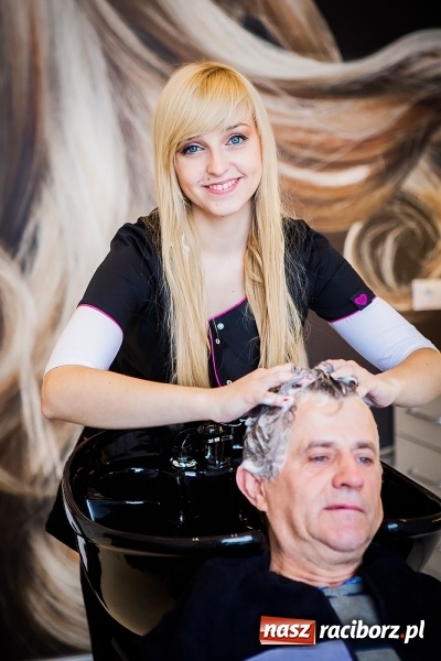 Zdjęcie w galerii na portalu naszraciborz.pl: Przy Rynku otwarto nowy salon fryzjerski. Fryzjerzy pracują tu na marce Kemon wiadomości z regionu