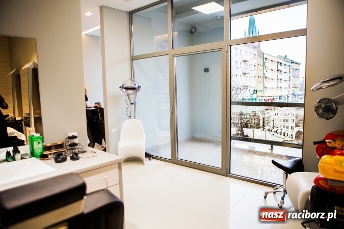 Zdjęcie w galerii na portalu naszraciborz.pl: Przy Rynku otwarto nowy salon fryzjerski. Fryzjerzy pracują tu na marce Kemon wiadomości z regionu