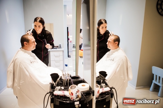 Zdjęcie w galerii na portalu naszraciborz.pl: Przy Rynku otwarto nowy salon fryzjerski. Fryzjerzy pracują tu na marce Kemon wiadomości z regionu