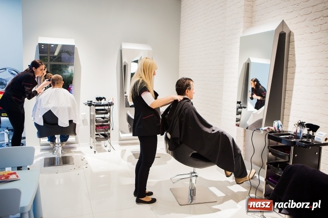 Zdjęcie w galerii na portalu naszraciborz.pl: Przy Rynku otwarto nowy salon fryzjerski. Fryzjerzy pracują tu na marce Kemon wiadomości z regionu