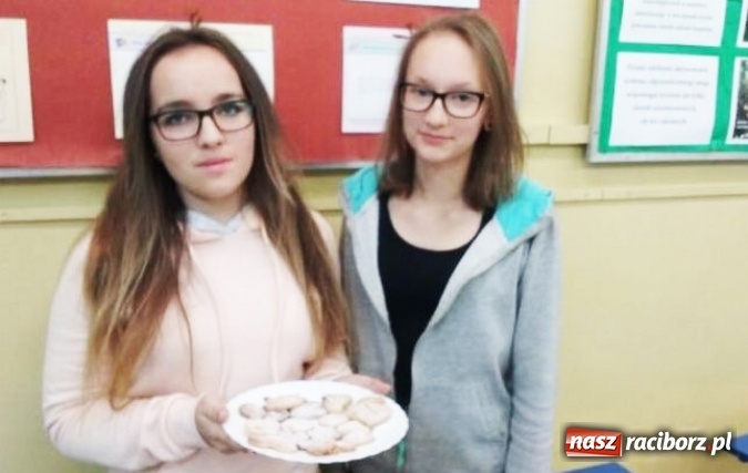 Zdjęcie w galerii na portalu naszraciborz.pl: Uczniowie z Nędzy częstowali ciastkami i... dobrym słowem wiadomości z regionu