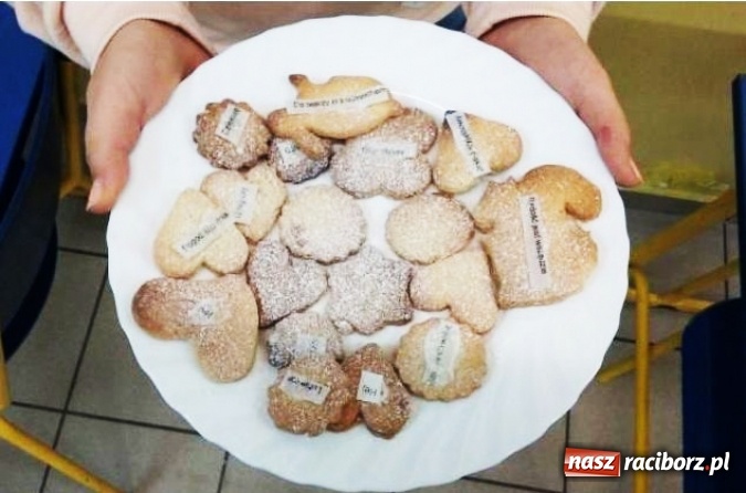 Zdjęcie w galerii na portalu naszraciborz.pl: Uczniowie z Nędzy częstowali ciastkami i... dobrym słowem wiadomości z regionu