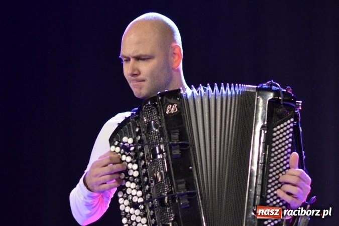 Zdjęcie w galerii na portalu naszraciborz.pl: Muzyczna podróż z Marcinem Wyrostkiem i jego akordeonem wiadomości z regionu