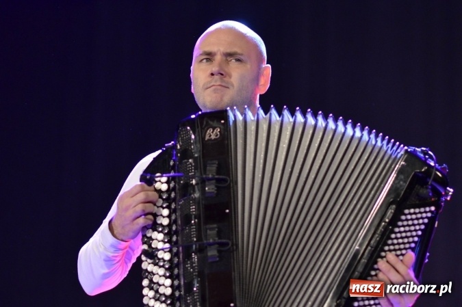 Zdjęcie w galerii na portalu naszraciborz.pl: Muzyczna podróż z Marcinem Wyrostkiem i jego akordeonem wiadomości z regionu