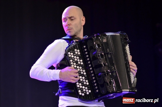 Zdjęcie w galerii na portalu naszraciborz.pl: Muzyczna podróż z Marcinem Wyrostkiem i jego akordeonem wiadomości z regionu