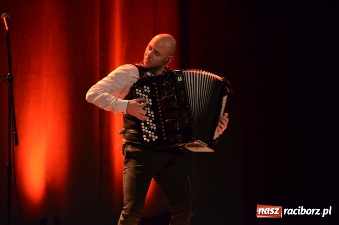 Zdjęcie w galerii na portalu naszraciborz.pl: Muzyczna podróż z Marcinem Wyrostkiem i jego akordeonem wiadomości z regionu