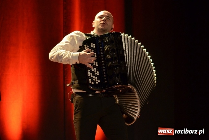 Zdjęcie w galerii na portalu naszraciborz.pl: Muzyczna podróż z Marcinem Wyrostkiem i jego akordeonem wiadomości z regionu