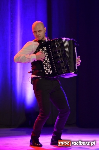Zdjęcie w galerii na portalu naszraciborz.pl: Muzyczna podróż z Marcinem Wyrostkiem i jego akordeonem wiadomości z regionu