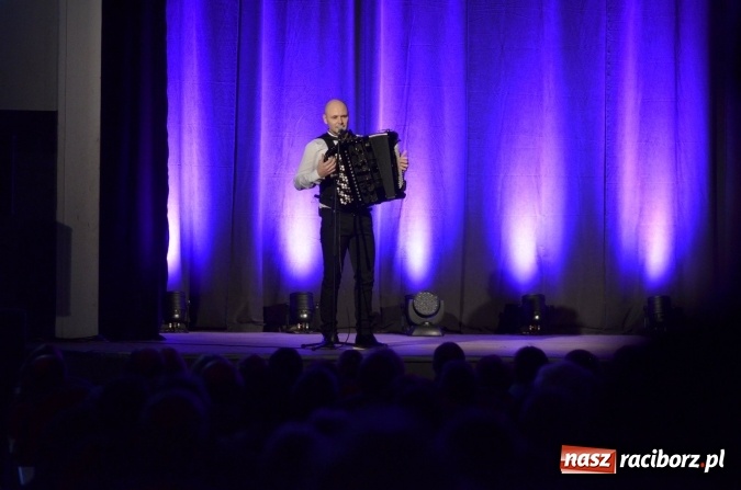 Zdjęcie w galerii na portalu naszraciborz.pl: Muzyczna podróż z Marcinem Wyrostkiem i jego akordeonem wiadomości z regionu