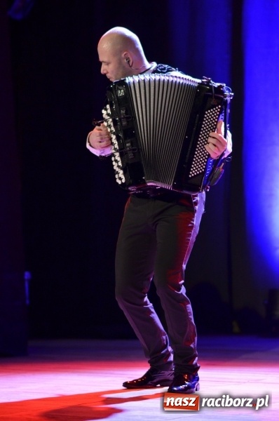 Zdjęcie w galerii na portalu naszraciborz.pl: Muzyczna podróż z Marcinem Wyrostkiem i jego akordeonem wiadomości z regionu