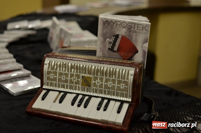 Zdjęcie w galerii na portalu naszraciborz.pl: Muzyczna podróż z Marcinem Wyrostkiem i jego akordeonem wiadomości z regionu
