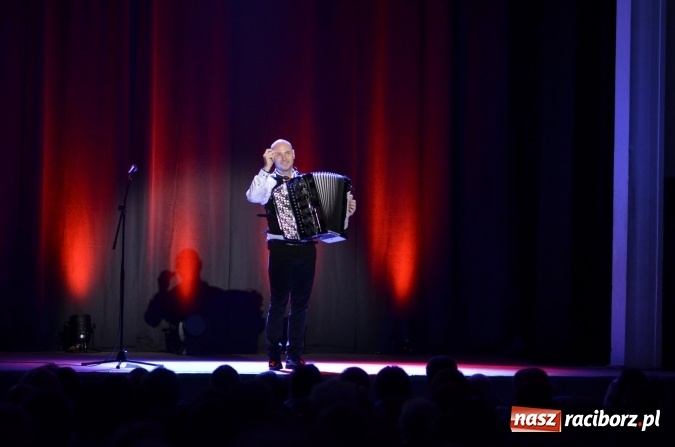 Zdjęcie w galerii na portalu naszraciborz.pl: Muzyczna podróż z Marcinem Wyrostkiem i jego akordeonem wiadomości z regionu