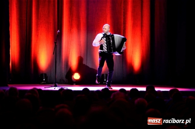 Zdjęcie w galerii na portalu naszraciborz.pl: Muzyczna podróż z Marcinem Wyrostkiem i jego akordeonem wiadomości z regionu