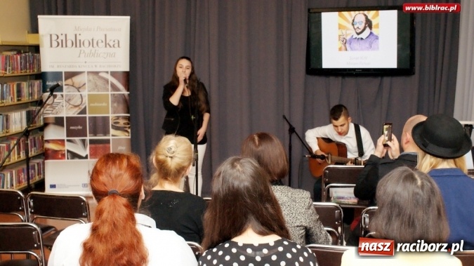 Zdjęcie w galerii na portalu naszraciborz.pl: Szekspirowskie granie na finał Debiutów w bibliotece  wiadomości z regionu