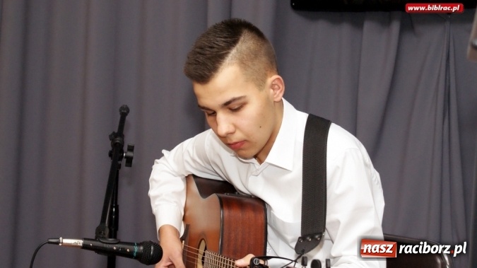 Zdjęcie w galerii na portalu naszraciborz.pl: Szekspirowskie granie na finał Debiutów w bibliotece  wiadomości z regionu