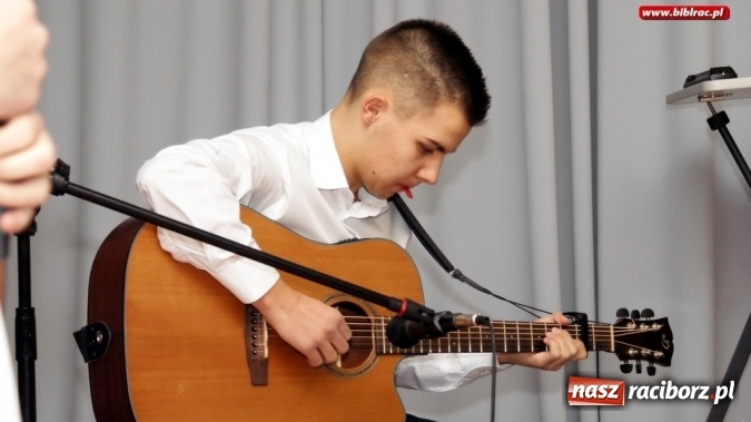 Zdjęcie w galerii na portalu naszraciborz.pl: Szekspirowskie granie na finał Debiutów w bibliotece  wiadomości z regionu