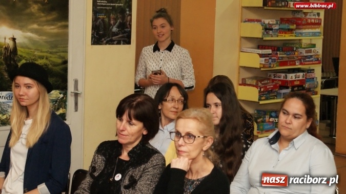 Zdjęcie w galerii na portalu naszraciborz.pl: Szekspirowskie granie na finał Debiutów w bibliotece  wiadomości z regionu