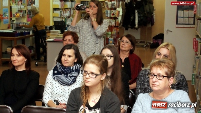 Zdjęcie w galerii na portalu naszraciborz.pl: Szekspirowskie granie na finał Debiutów w bibliotece  wiadomości z regionu
