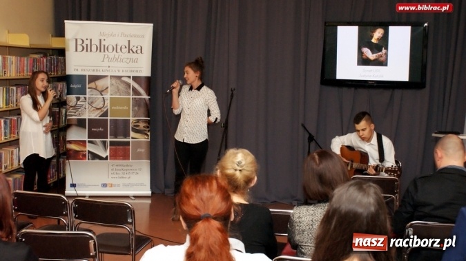 Zdjęcie w galerii na portalu naszraciborz.pl: Szekspirowskie granie na finał Debiutów w bibliotece  wiadomości z regionu