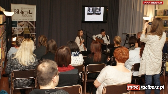 Zdjęcie w galerii na portalu naszraciborz.pl: Szekspirowskie granie na finał Debiutów w bibliotece  wiadomości z regionu