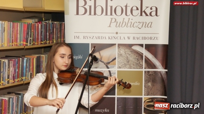 Zdjęcie w galerii na portalu naszraciborz.pl: Szekspirowskie granie na finał Debiutów w bibliotece  wiadomości z regionu