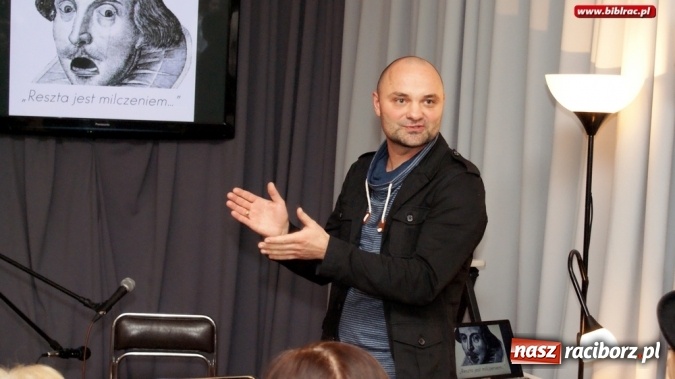 Zdjęcie w galerii na portalu naszraciborz.pl: Szekspirowskie granie na finał Debiutów w bibliotece  wiadomości z regionu