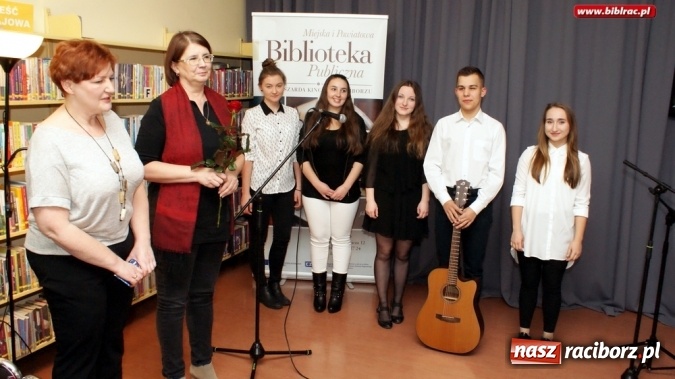 Zdjęcie w galerii na portalu naszraciborz.pl: Szekspirowskie granie na finał Debiutów w bibliotece  wiadomości z regionu
