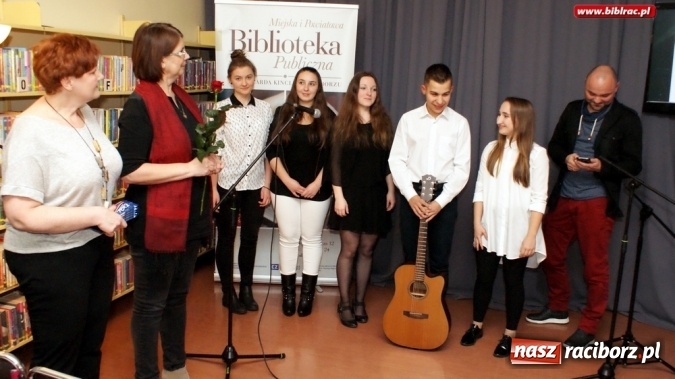 Zdjęcie w galerii na portalu naszraciborz.pl: Szekspirowskie granie na finał Debiutów w bibliotece  wiadomości z regionu