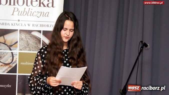 Zdjęcie w galerii na portalu naszraciborz.pl: Szekspirowskie granie na finał Debiutów w bibliotece  wiadomości z regionu