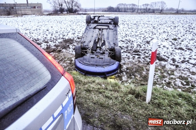 Zdjęcie w galerii na portalu naszraciborz.pl: DK 45. Dachowanie skody superb na trasie Roszków-Rudyszwałd wiadomości z regionu