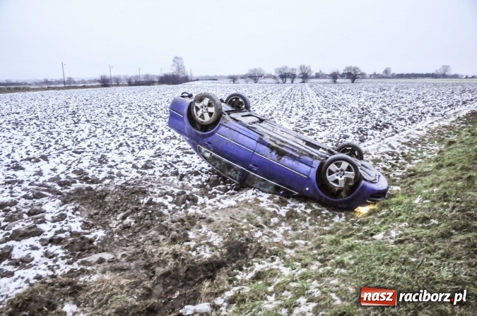 Zdjęcie w galerii na portalu naszraciborz.pl: DK 45. Dachowanie skody superb na trasie Roszków-Rudyszwałd wiadomości z regionu