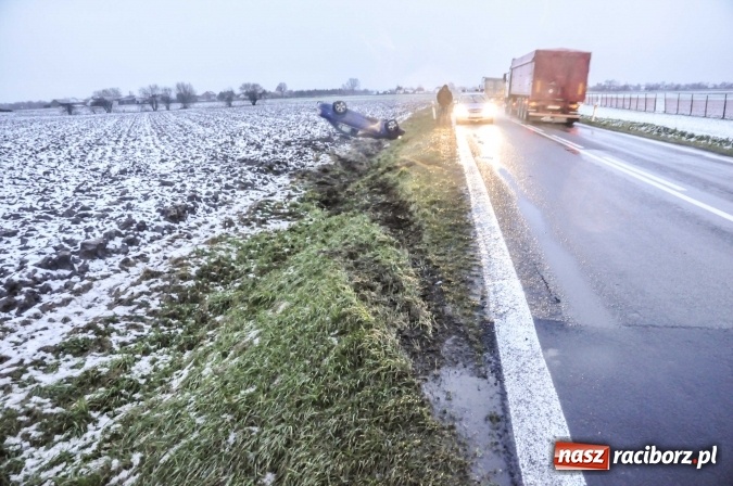Zdjęcie w galerii na portalu naszraciborz.pl: DK 45. Dachowanie skody superb na trasie Roszków-Rudyszwałd wiadomości z regionu