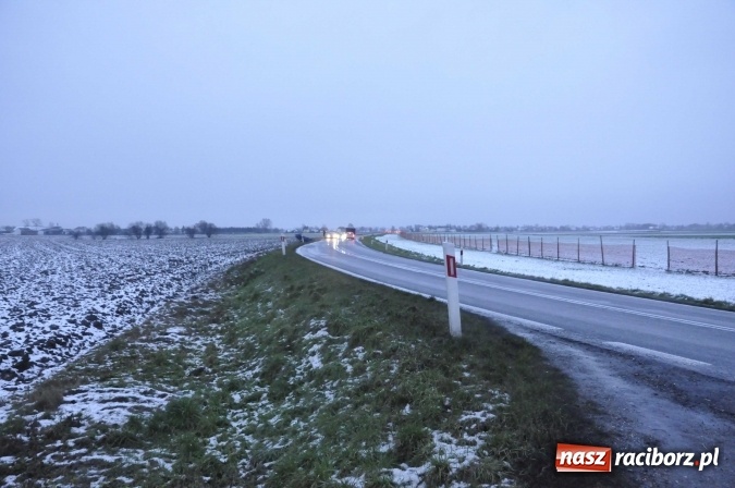 Zdjęcie w galerii na portalu naszraciborz.pl: DK 45. Dachowanie skody superb na trasie Roszków-Rudyszwałd wiadomości z regionu
