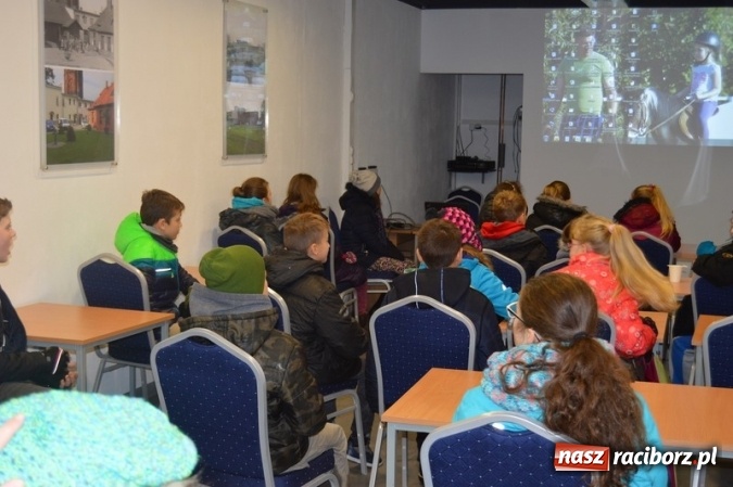 Zdjęcie w galerii na portalu naszraciborz.pl: Uczniowie klas VI z SP 4 zwiedzili Stację Uzdatniania Wody w Raciborzu  wiadomości z regionu