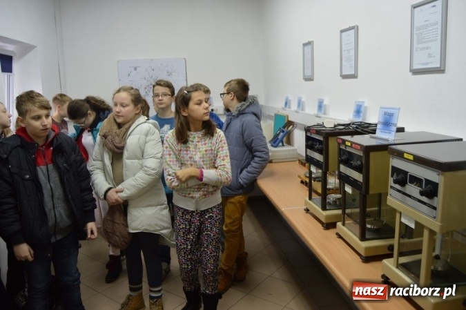 Zdjęcie w galerii na portalu naszraciborz.pl: Uczniowie klas VI z SP 4 zwiedzili Stację Uzdatniania Wody w Raciborzu  wiadomości z regionu