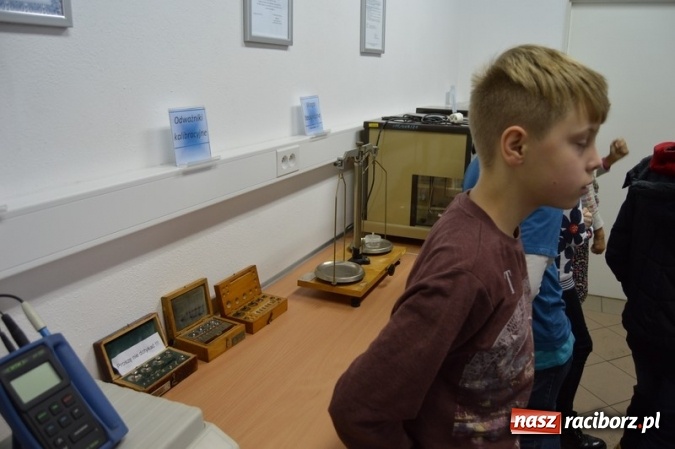 Zdjęcie w galerii na portalu naszraciborz.pl: Uczniowie klas VI z SP 4 zwiedzili Stację Uzdatniania Wody w Raciborzu  wiadomości z regionu