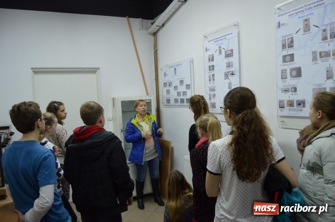 Zdjęcie w galerii na portalu naszraciborz.pl: Uczniowie klas VI z SP 4 zwiedzili Stację Uzdatniania Wody w Raciborzu  wiadomości z regionu