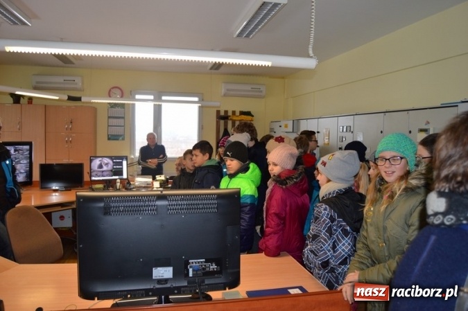 Zdjęcie w galerii na portalu naszraciborz.pl: Uczniowie klas VI z SP 4 zwiedzili Stację Uzdatniania Wody w Raciborzu  wiadomości z regionu