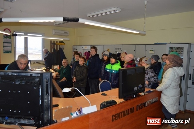 Zdjęcie w galerii na portalu naszraciborz.pl: Uczniowie klas VI z SP 4 zwiedzili Stację Uzdatniania Wody w Raciborzu  wiadomości z regionu