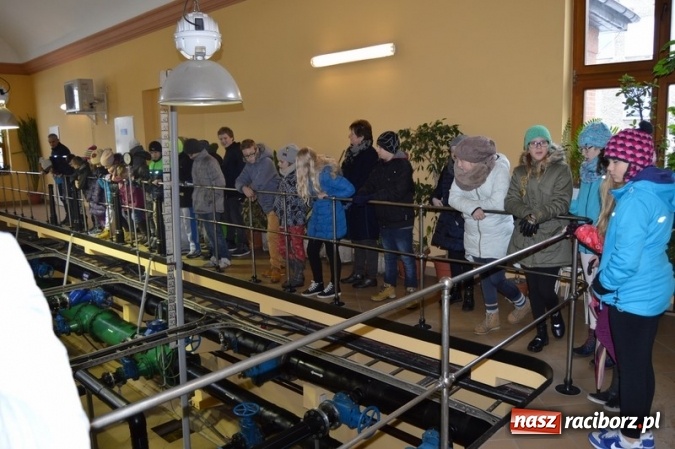 Zdjęcie w galerii na portalu naszraciborz.pl: Uczniowie klas VI z SP 4 zwiedzili Stację Uzdatniania Wody w Raciborzu  wiadomości z regionu
