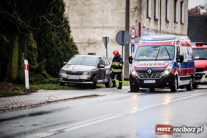Zdjęcie w galerii na portalu naszraciborz.pl: Dwa groźne zdarzenia drogowe obok siebie na ulicy Kozielskiej w Raciborzu wiadomości z regionu