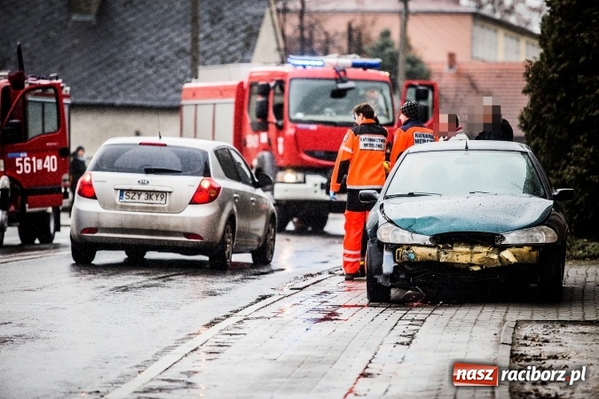 Zdjęcie w galerii na portalu naszraciborz.pl: Dwa groźne zdarzenia drogowe obok siebie na ulicy Kozielskiej w Raciborzu wiadomości z regionu